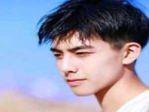 你是年少的欢喜喜欢的少年是你 蜷缩在角落，等待着伤