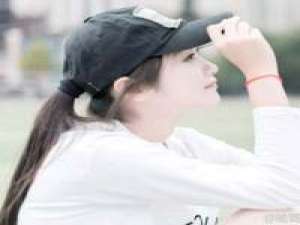 安琪拉以前有一只小熊跟着她 她总是说 你看... 爱你这件事就深藏在心