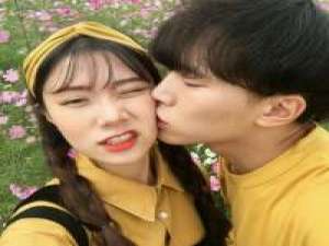 拿图给花。 What kind