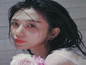 “做一个让别人想到就很美好的女孩子.” 我不知道该说什么，我