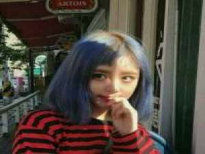 “成熟大概就是给自己戴上了面具该哭该闹的... 不是一路人再怎么抄近