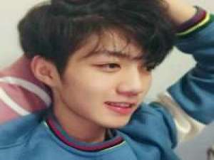 …… 最深的孤独是站在人群