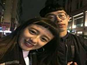 辞臣：生性孤独 热爱辜负. 紧紧的抱着你、嘴里对