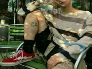 两个人在一起开心就好 在乎的越多反而越累 ... 钟情于岁月，浪荡于荒