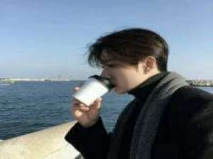 突然发现和自己聊的很来的男生 也在和其他... 【 You name