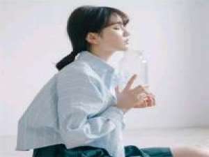 -、- 灰白色的烟灰缸，承载