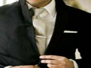 男头半身照帅气西装。 就怕你一笑倾城一见自