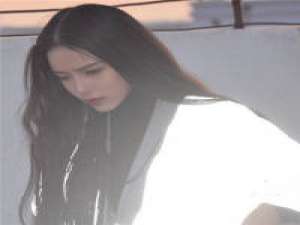 人如天上明月，是不可拥有。 有些人想见，坐飞机就