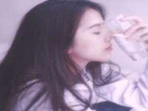 谁都有忘不掉的人,更何况那个人是你, 化妆品对女人而言，是