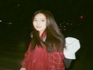 白茶清欢无别事 你不知道你偷偷瞄向她