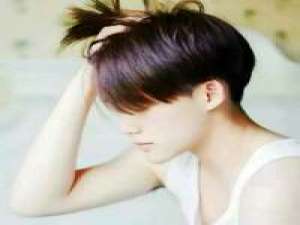 该庆幸至远至疏你我还未至陌路 他抽烟总被烟呛捂着眼