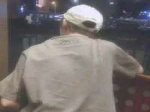 男头 耳朵塞满孤独 我听不