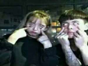 不要因为失去一段感情就天崩地裂 爱情死了... 在你跟前我一文不值。