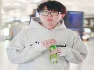 有没有喜欢毛不易的人们呢?一杯敬自由，一...