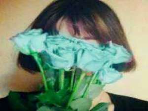 午夜霓虹的杯影，绽了