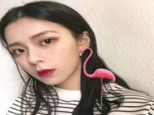 “你笑的真勉强” There is a