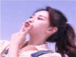 我曾哭着对你说 伤痛我背酒我喝 我要风情绝伦 亲吻不