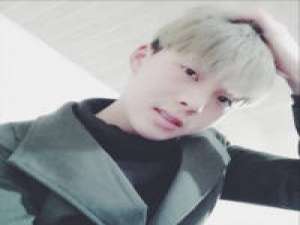 "你是不是又在苦心翻找一句话 只为了... 不是高傲不是胡闹，只