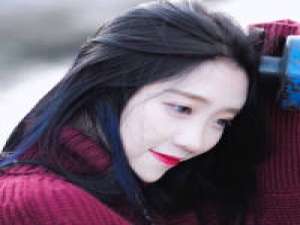 远远近近的楼窗里，灯