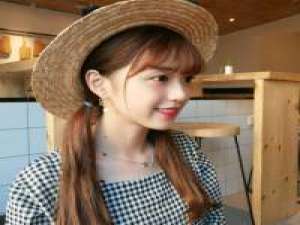 还记得第一次看到她精致的五官 美丽的脸庞... 我想和你比赛，赢了要