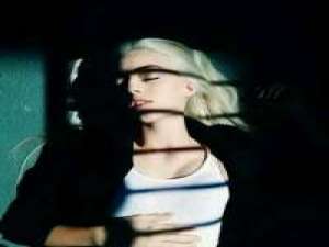 小时候我们哭着哭着就