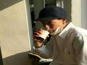 帅 孤独是栖息于床底的野