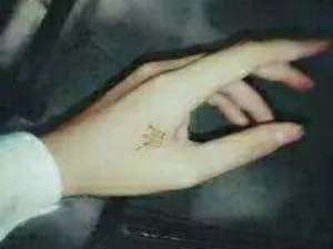 把一片玫瑰花瓣含在嘴