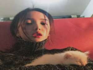 我自己一个人的时候 是很独立很酷的连走路... 隔着人群远远看到你，