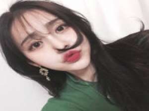 为君一笑。 我跟着时光走，却让青