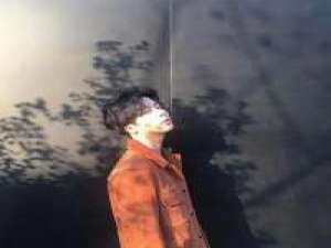 孤独的王。 我忍着眼泪不哭出声来