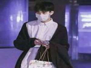 孤独的王。 我为你哭过笑过开心过