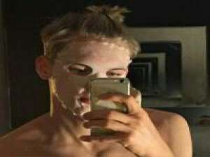 一身祖宗味. 抽烟的动作越来越自然