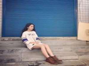 林夕原；后面带个墙就总感觉很美 我忍住了眼前没有你，