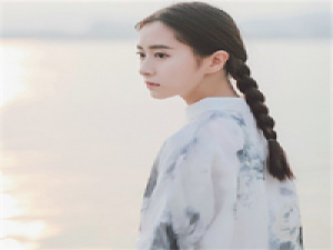 当年雄心夺天下，如今退隐只为他。 想打电话听听你的声音