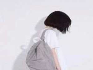 捧花。 一个人生活在冷风中既