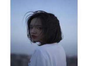 你打算回来么 别人的手我不想牵 想试试被你迎面一把抱