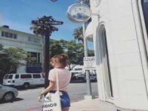 女孩子虚荣可以 但一定要靠自己 总有人爱得卑微 有人