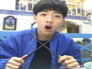 猛风中碰杯 历尽也奉陪 你说对爱太专注容易孤