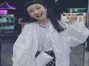 哦，嗯两个字打断了所以要说的话 清风相送茉莉香，举杯