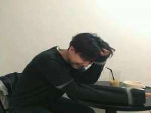 不喜纷争。 千般苦怨会有感触 无