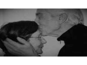 炊烟袅袅升起,隔江千