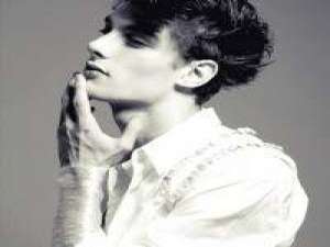 只在点烟时低头，只对爱的人温柔。 我可以活的很好，可是