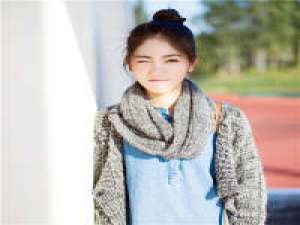 被雨淋湿的笑颜 透过柔情的雨丝，将窗