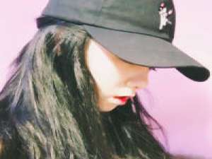 七月与安生. 她拿着酒瓶跌跌撞撞地