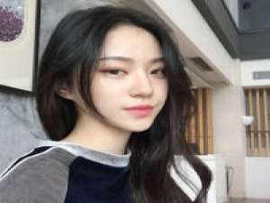 喜欢海也相信爱. 我走路带着风，谁也不