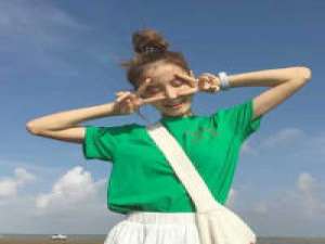 喜欢海也相信爱. 两人若在长久时，大眼