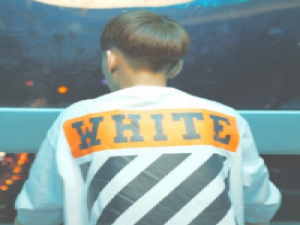 至少还有你 和寂寞对话，只是不愿