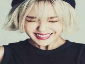 凉栀. 嘴角、微微上翘、即使