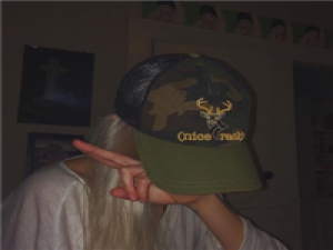 天地混沌 万物失色 唯有他 熠熠发光 爱他就要把他锁在屋里