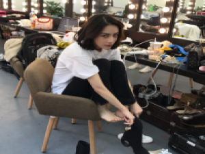 薄倩 轻触泪湿的脸庞，仿佛